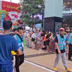 Ein Teil von Songkran: Buddha mit Wasser begießen