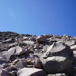 Jetzt gehts hoch durchs Geröllfeld.
