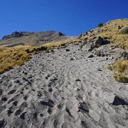 Steiler Aufstieg in der Falllinie durch losen Vulkanstaub.