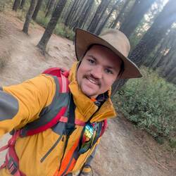 Im Schatten des Berges beginne ich den Anstiegsweg.