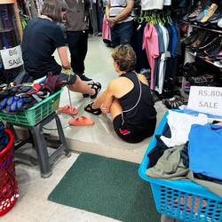 Gemeinsames Trekkingsandalenprobieren 😂