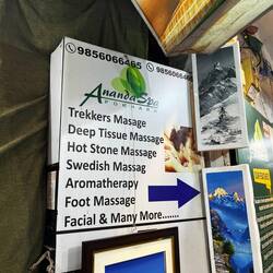 Die Angebote gibt's in jeder Ecke in Pokara