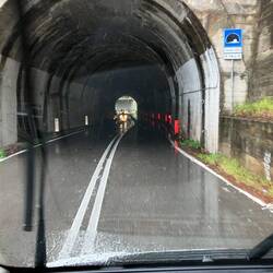 Tunnel uf italienisch, em Lago Maggiore entlang nach Maccagno