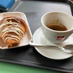 Zersch mol 'un café con brioche'