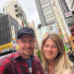 Godzilla im Hintergrund