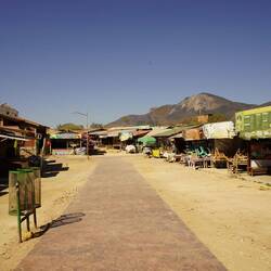 zig Verkaufstände reihen sich aneinander, jedoch sind am Morgen früh noch alle zu.