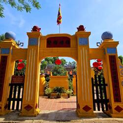 Eingang zum idyllischen Tempel Đình Cẩm Phô