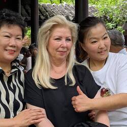 Sie freuen sich über ein Foto mit einer blonden Langnase.