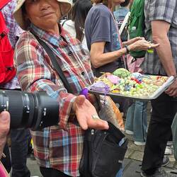 Sie verkauft Armbänder mit Jasminblüten.