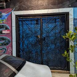 Eingang nur Check-in Check-out