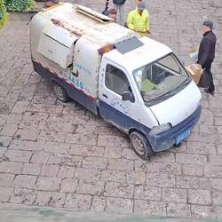 Die Müllabfuhr kündigt sich hier mit Musik an