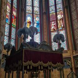 Senfte mit Straußenfederschmuck.