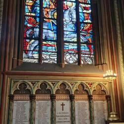 Diese ist gefallenen Kindern der Jahre 1914-1918 gewidmet.