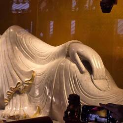 die liegende Buddhastatue