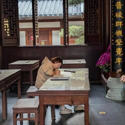 Sie schreibt ihre Wünsche auf.