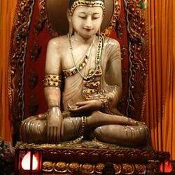 Die Jadebuddha-Statue ist 1,95 Meter hoch wiegt 3 Tonnen und ist aus einem Stück.