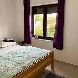 Eins der zwei Schlafzimmer