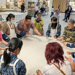 für Bettdecken werden ganz dünne Schichten übereinander gezogen