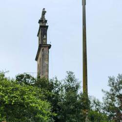 He chose the pole instead of the steeple🤣