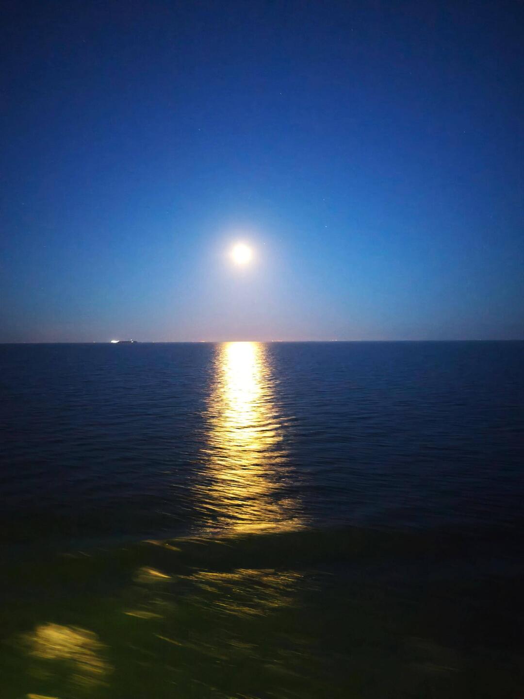 Einfahrt mit dem Mond...