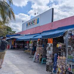 Traditionsflohmarkt mit Imbissständen