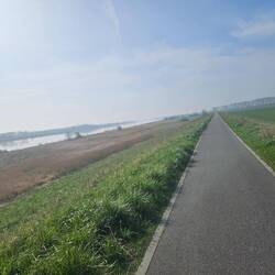 Also dann den Deich entlang, bis zur nächsten Brücke...
