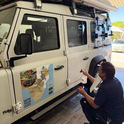 ...mit den Logos wurde quasi das "Türschild" anserem fahrbaren Wohnsitz angebracht...