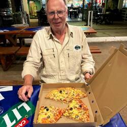 Unser WG-Motto lautet: "Care-and-Share". Seht die Restpizza an unseren Taxifahrer.