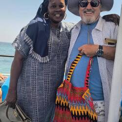 Local shop-owner Fátima selling her goods. These shopping bags are so African.👍