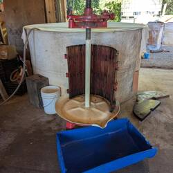 Vorbereitungen zum Pressen vom Rotwein