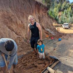Pablo, Etienne und Mayira am Matsch machen