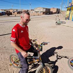 De Dani hed es neus Velo gfonde. Ändlech es BMX, ond was för es glänzigs