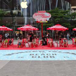Central World Mall verbreitet Strandatmosphäre mittels Liegestühlen