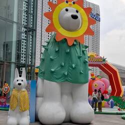 Songkran-Dekoration am MBK; die Grundfiguren bleiben rund ums Jahr immer dieselben