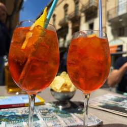 2 Aperol für 8 Euro... hier lässt es sich aushalten 🤭