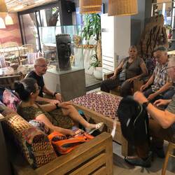 Détente au Chuc Lam jouxtant le musée d'ethnographie.