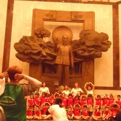 Les classes de la maternelle au collège aujourd'hui. Ce n'est pas vraiment une visite au calme !