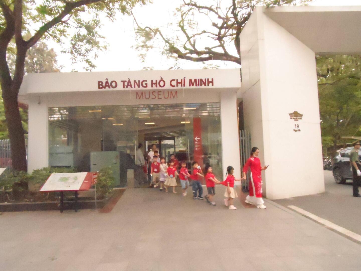 Entrée du musée Ho Chi Minh et accès à la pagode