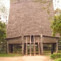 des maisons traditionnelles remontées dans le parc du musée d'ethnographie