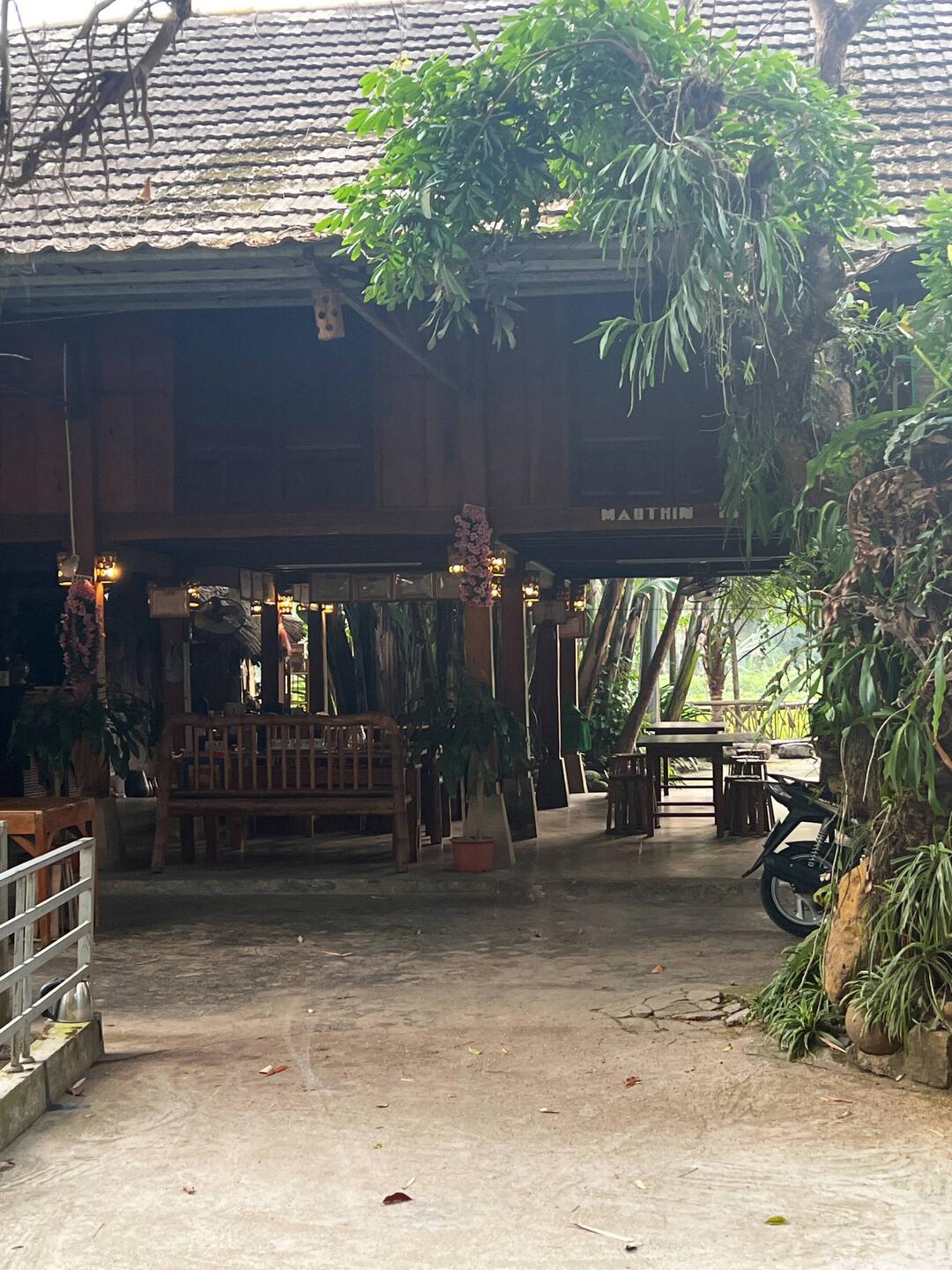 La maison d'hôte sur pilotis.