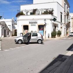 Nonno parkt kreativ auf der Straßeneinmündung