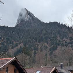 Der Leonhardstein leicht in den Wolken versteckt