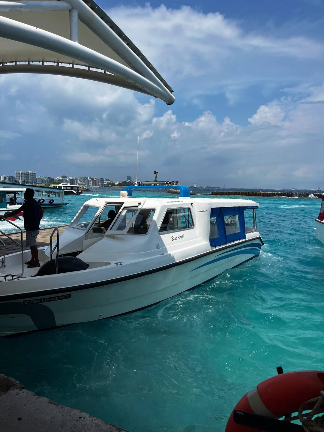 Mit so einem Speedboot geht's nach Dhigurah