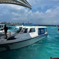 Mit so einem Speedboot geht's nach Dhigurah