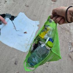 Leider auch Teil der Realität- am Strand liegt sehr viel Müll, haben versucht etwas zu Sammeln