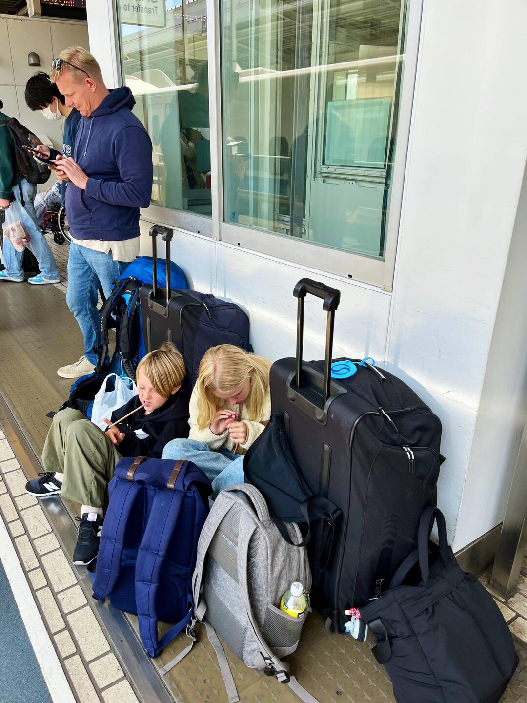 Klar til Shinkansen - og som regel i god tid, så børnene er ved at være vant til ventetiden