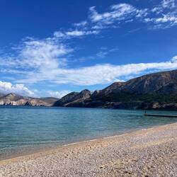 Sicht auf die Insel Prvić, die größte unbewohnte Insel in der Adria