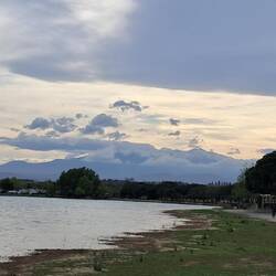 Blick auf die Pyrenäen mit Schnee.