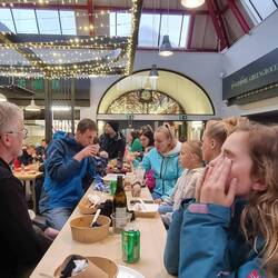 Und in der Mitte die Tische für die Gäste