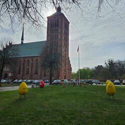 Kirche und Ostereier